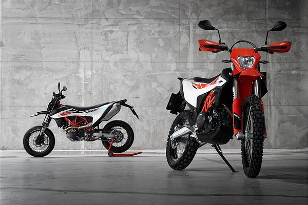 ¿CUÁL PREFIERES, CARRETERA O CAMPO? PRESENTADAS LAS NUEVAS KTM 690 SMC R & KTM 690 ENDURO R